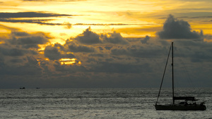 黄昏时在热带海中的游艇17秒视频