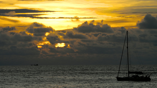 黄昏时在热带海中的游艇视频