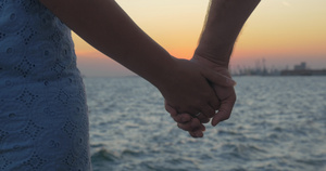 一对浪漫的情侣在海滩上牵手15秒视频