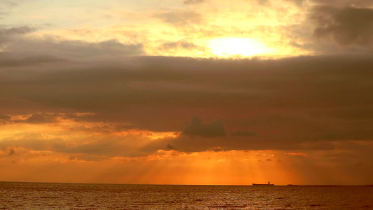 愿上帝保佑从天上照耀的阳光回到海上的橙色乌云视频