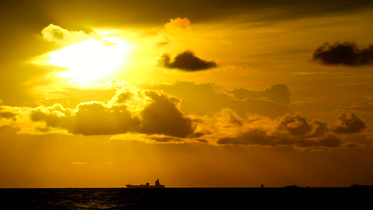 黄黄色天空和暗红云在海上移动停泊在轮船停靠的双月光视频