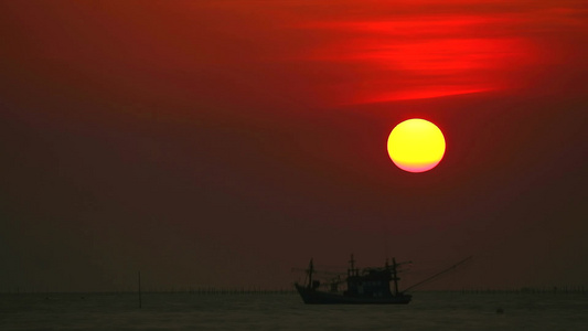 海上和双月光渔船上日落红天视频