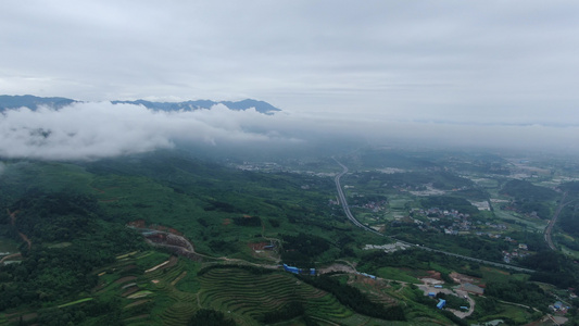 航拍大自然清晨山间云雾缭绕视频