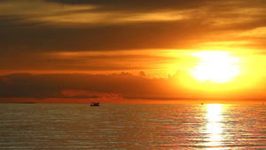 海后太阳日落光影云渔船在行驶时差14秒视频