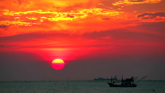 海上和浅海渔船日落时间的结束视频