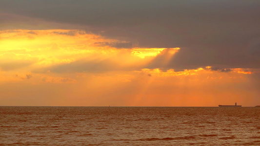 天上的日落天空在海上和货船停靠与云层移动视频