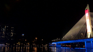 坐船夜游珠江穿过跨江大桥观广州的城市风光105秒视频