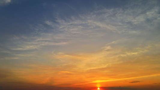 天空中多彩的乌云蓝橙色太阳日落之光视频