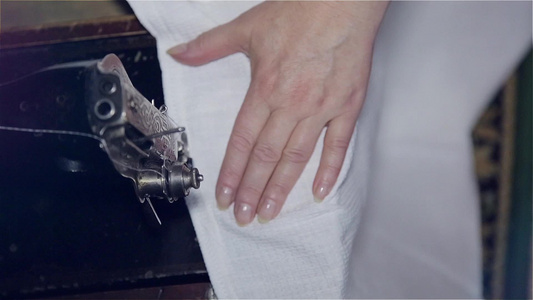 女人在旧缝纫机上缝合视频