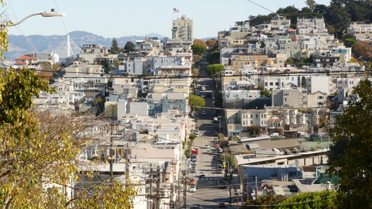 美国北加州旧金山标志性的丘陵街道和十字路口陡峭的下坡路视频