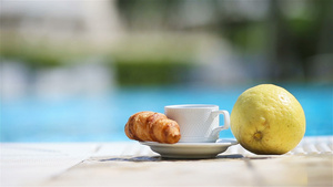 美味的早餐柠檬咖啡羊角面包在游泳池旁边5秒视频