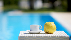 美味的早餐柠檬咖啡羊角面包在游泳池旁边12秒视频
