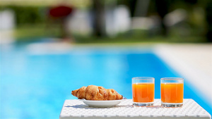 美味的早餐柠檬咖啡羊角面包在游泳池旁边15秒视频