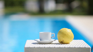 美味的早餐柠檬咖啡羊角面包在游泳池旁边15秒视频