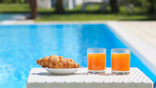 在游泳池旁边吃美味的早餐视频