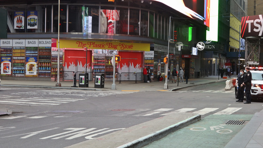 2020年5月17日新纽约的曼哈顿人带着面罩走在街上视频