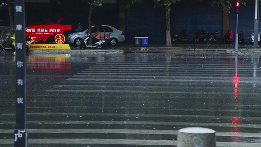 西安暴雨大雨路面积水视频