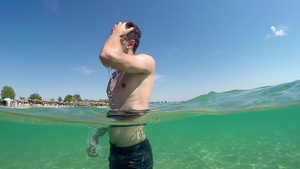 英俊性感男模特在海水中放松21秒视频