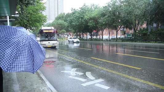 西安暴雨大雨路面积水视频