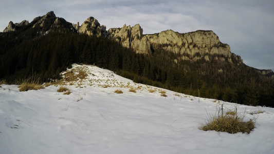 山峰时间倒塌冬季风景靠近森林视频