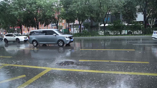 西安暴雨大雨路面积水视频