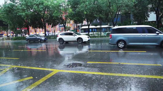 西安暴雨大雨路面积水视频