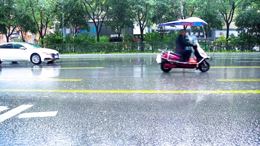 西安暴雨大雨路面积水视频