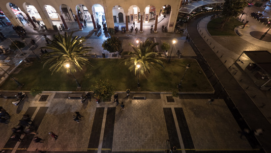 夜晚在市中心广场上人们的时空消逝塞萨隆尼基视频