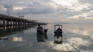 与渔民船在凤江大桥下晒太阳光31秒视频