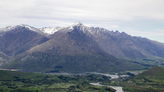 春春间显著的山岳山脉时间视频