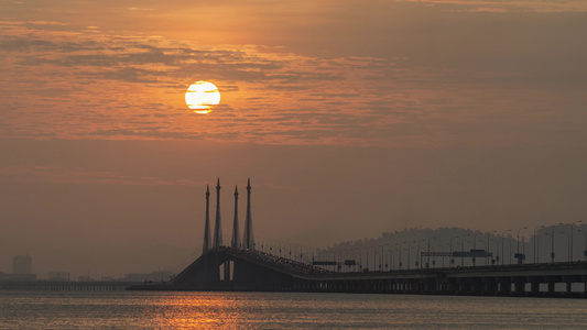 清晨太阳从桥的柱子上升起视频