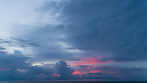 延时视频惊人的多彩日落场景与移动云背景在自然和旅行10秒视频