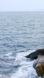 岩石 海浪海滨栈道视频