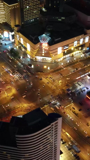 航拍城市十字路口交通夜景斑马线69秒视频