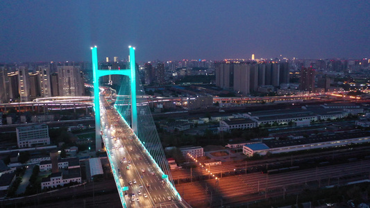 航拍郑州农业路大桥夜景灯光秀城市高架桥视频