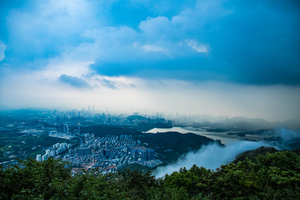 深圳梧桐山鸟瞰深圳全景暴风雨来临前风景9秒视频