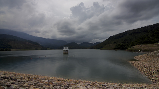 雨天时LytukBahang水坝视频