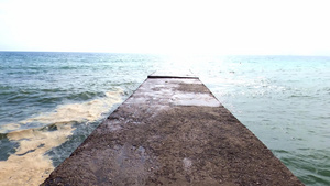 海浪在暴风雨中冲向码头21秒视频