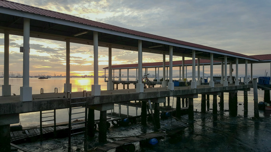 在卡帕·辛恩驾驶渔夫码头的日出时是橙色的视频
