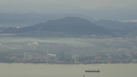 清晨从马来西亚的柏南山起海面和托昆山视频