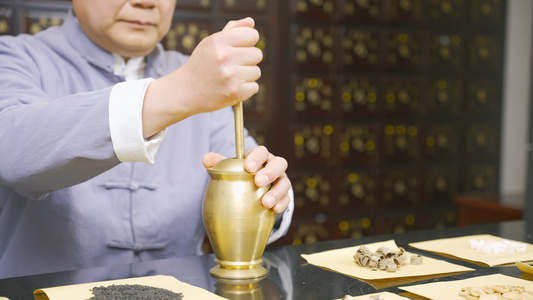 捣药制药研磨粉磨特写视频