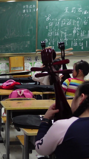 学生在教室艺术乐器培训素材【该视频无肖像权，请勿商用】教育素材28秒视频