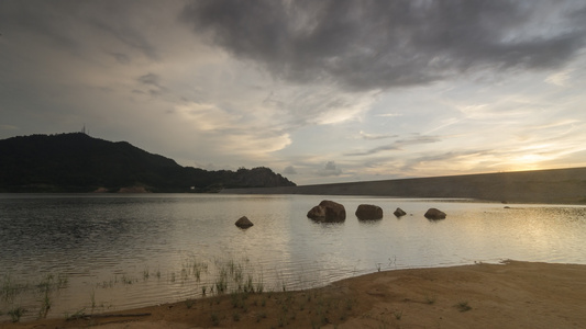 湖景风景时分的黄昏时间视频