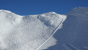 滑雪缆车和斜坡16秒视频