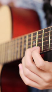 弹吉他手部细节特写素质教育视频