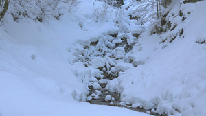 冰封的覆盖大雪的溪流18秒视频