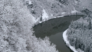 冬天的河流冰雪消融20秒视频