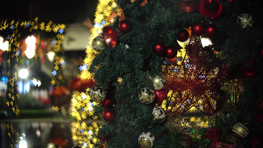 圣诞星装饰树上视频