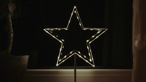 圣诞恒星的灯光装饰闪耀着窗中的反光8秒视频