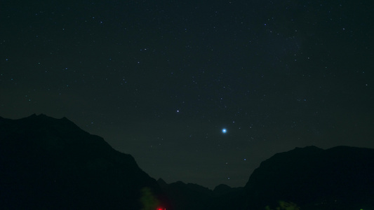 山岳和星宿的夜间风景视频